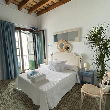 Dona Lola Rooms โกนิล เด ลาฟรอนเตรา ภายนอก รูปภาพ