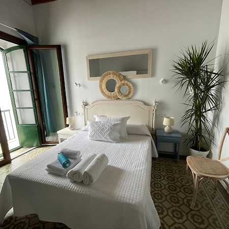 Dona Lola Rooms โกนิล เด ลาฟรอนเตรา ภายนอก รูปภาพ