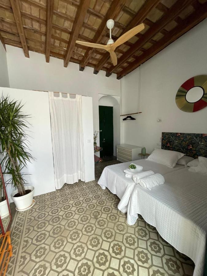 Dona Lola Rooms โกนิล เด ลาฟรอนเตรา ภายนอก รูปภาพ