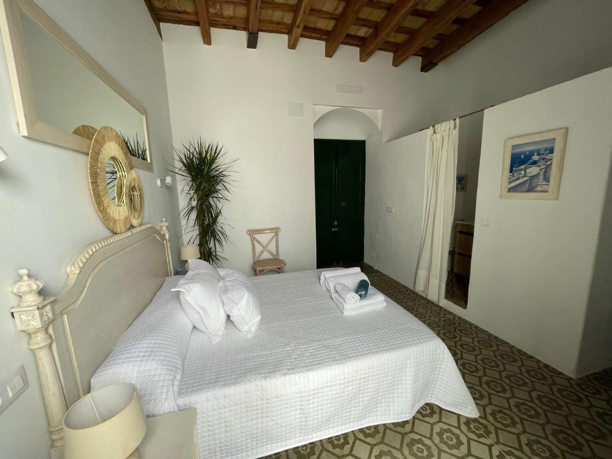 Dona Lola Rooms โกนิล เด ลาฟรอนเตรา ภายนอก รูปภาพ