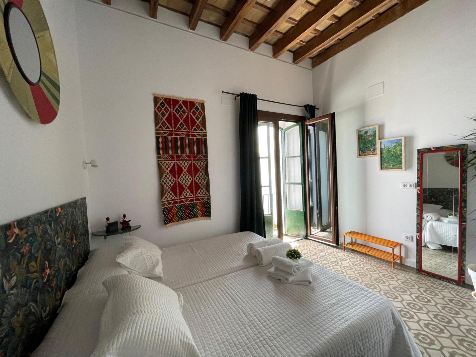 Dona Lola Rooms โกนิล เด ลาฟรอนเตรา ภายนอก รูปภาพ