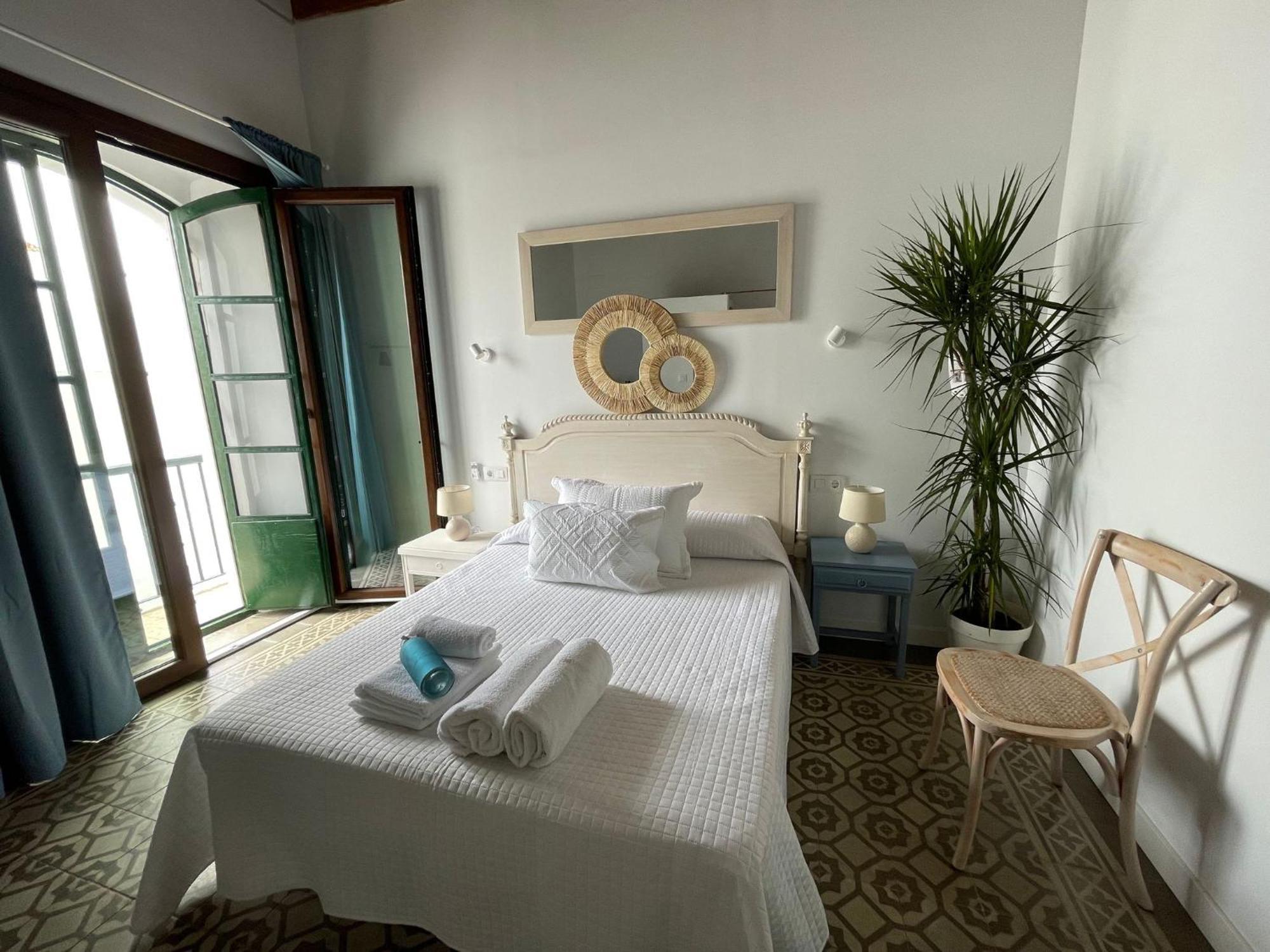 Dona Lola Rooms โกนิล เด ลาฟรอนเตรา ภายนอก รูปภาพ
